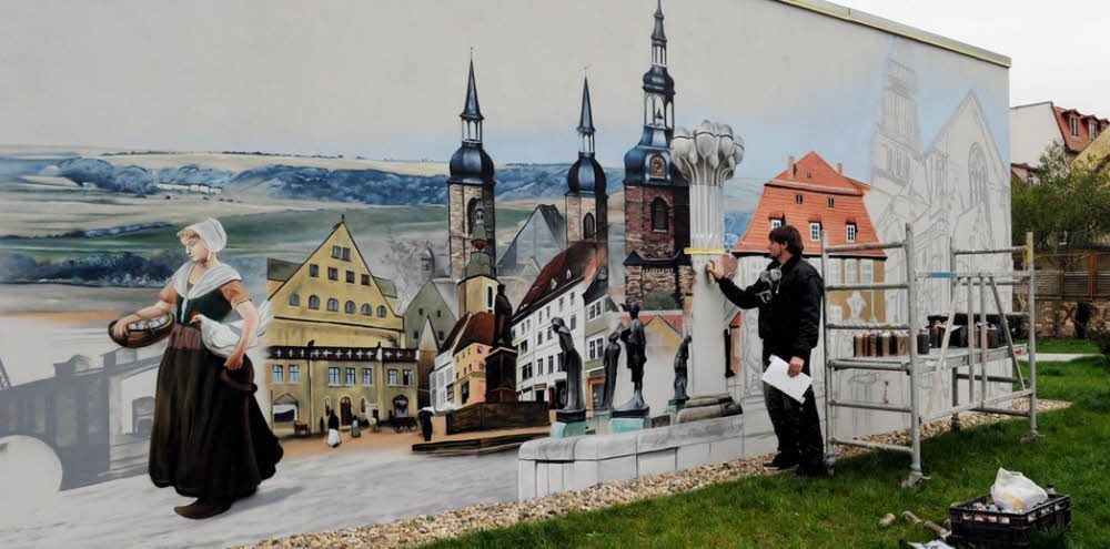 Die Lutherstadt mal anders: Der Graffiti-Künstler Tino Schneider kommt mit seinem Bild auf einer Wand hinter der ehemaligen Kupferklause gut voran. Noch aber ist durchaus was zu tun.