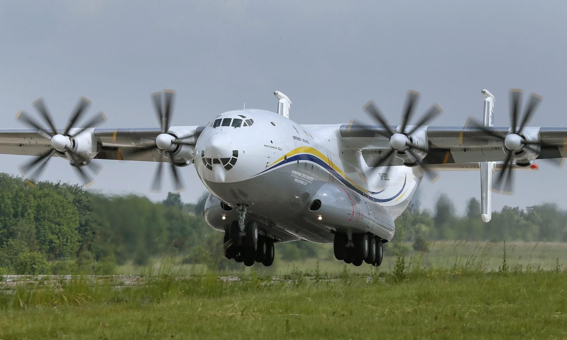 Die Antonov An-22 soll am Donnerstagnachmittag auf dem Flughafen Leipzig/Halle landen (Archivbild).