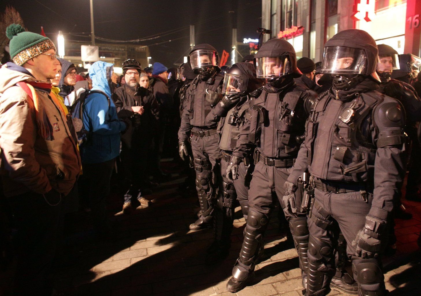 Die Polizei schirmt in Leipzig Demonstranten ab.