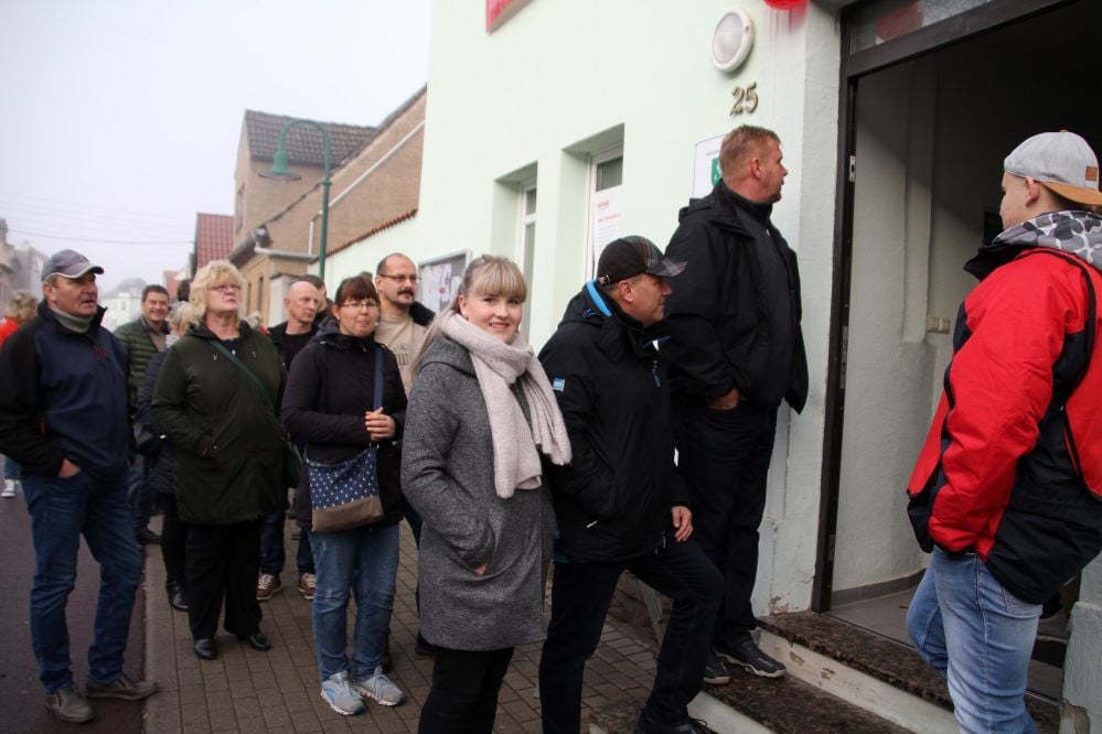 Zeitweise reichte die Schlange der Freiwilligen bis auf die Straße in Plötzkau hinaus.