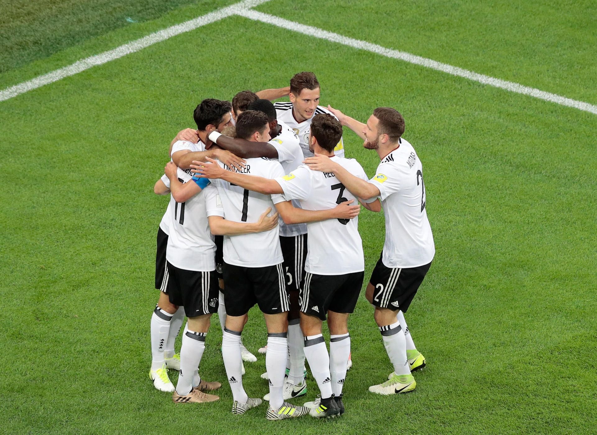 Kollektiver Jubel der deutschen Mannschaft nach Stindls Treffer zum 1:0 gegen Chile.