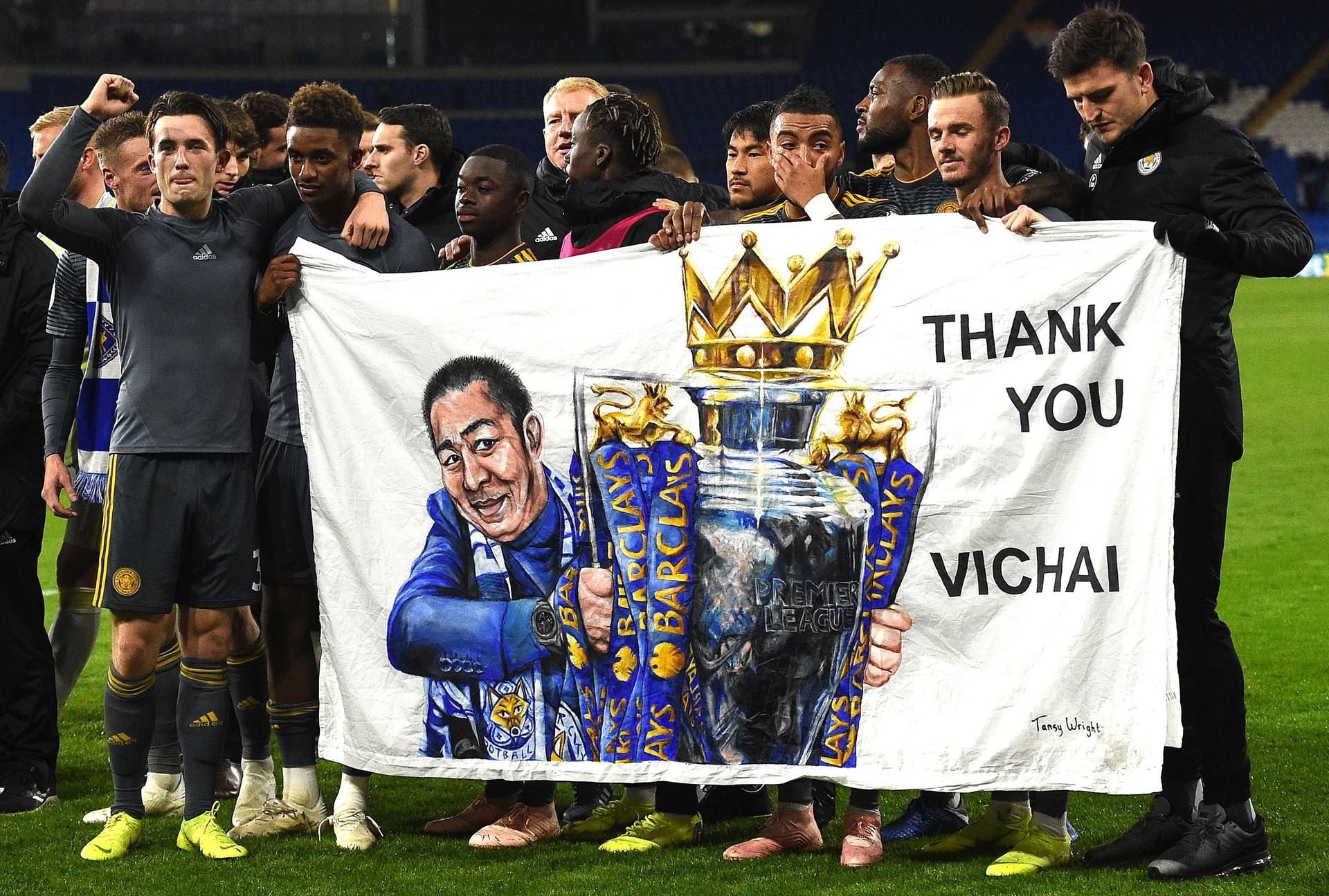 Mit einem Banner gedachten die Leicester-Spieler um ihren verstorbenen Klubboss Vichai Srivaddhanaprabha.