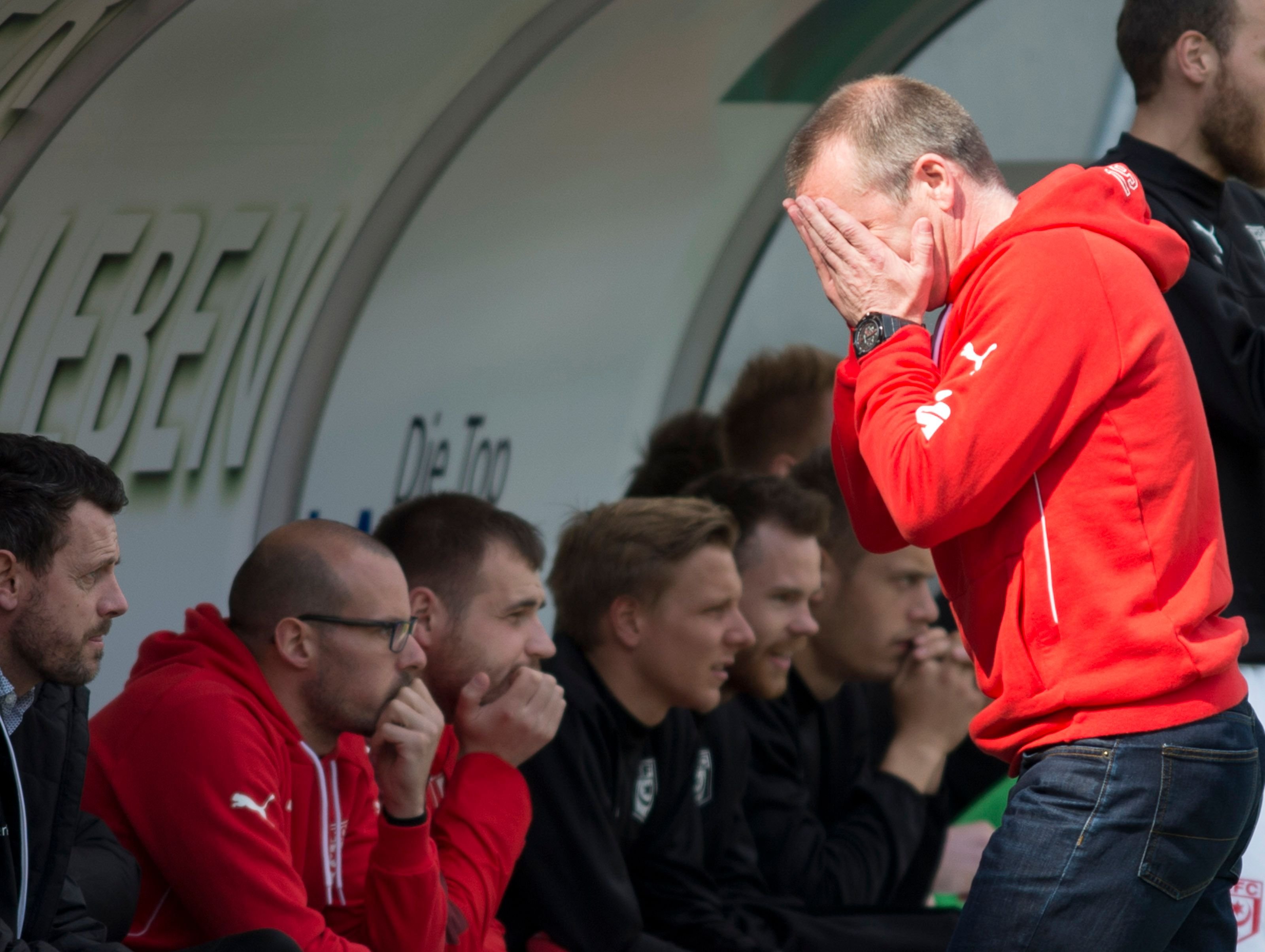 HFC-Cheftrainer Stefan Böger hat schwer mit der Niederlage seines Teams zu kämpfen.