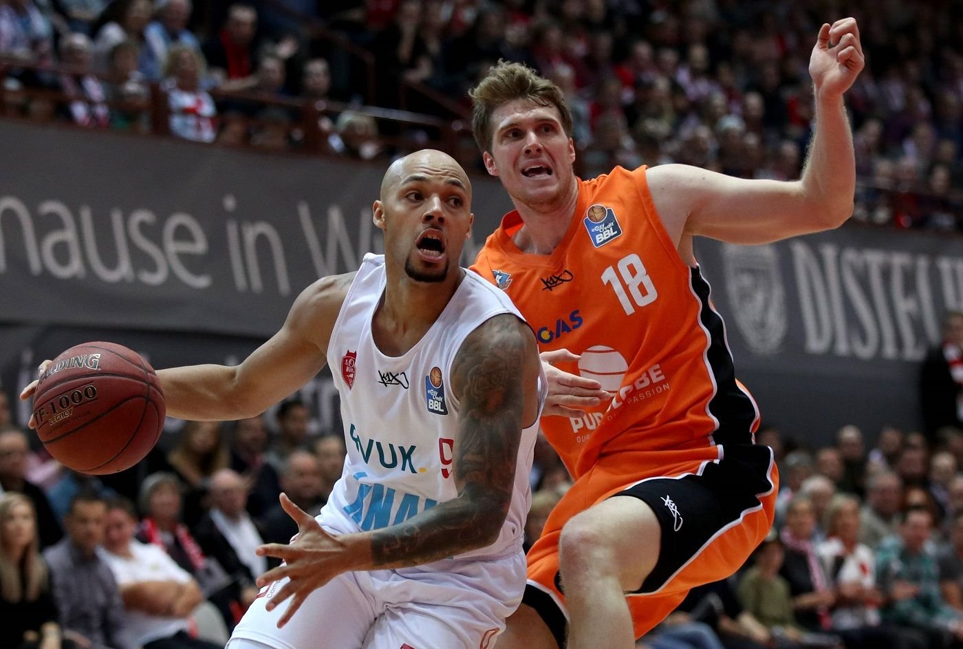 Maurice Stuckey von Würzburg (li.) im Duell mit Till Gloger von den Wölfen aus Weißenfels, der am Samstagabend mit 18 Körben und sieben Rebounds bester Spieler des MBC war.