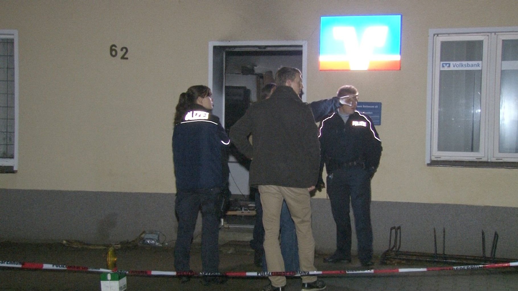 20 Beamte waren in der Nacht zum Donnerstag in Wust bei Tangermünde im Einsatz, weil ein Geldautomat in einer Bank gesprengt worden war.