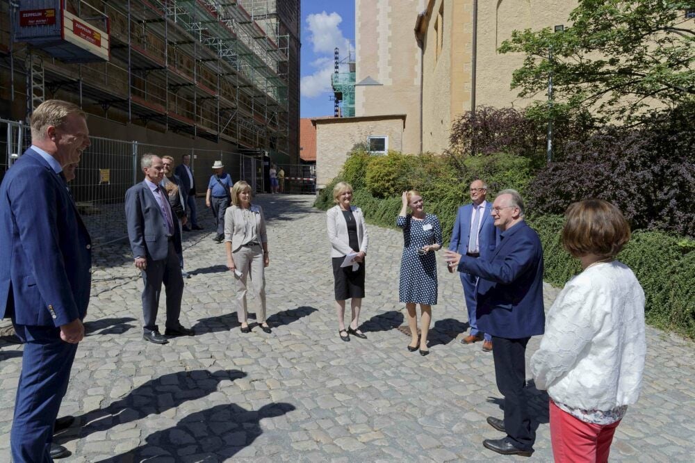 Sachsen-Anhalts Ministerpräsident Reiner Haseloff (2.v.r.) ist auf den Schlossberg gekommen, um einen Förderscheck zu übergeben.