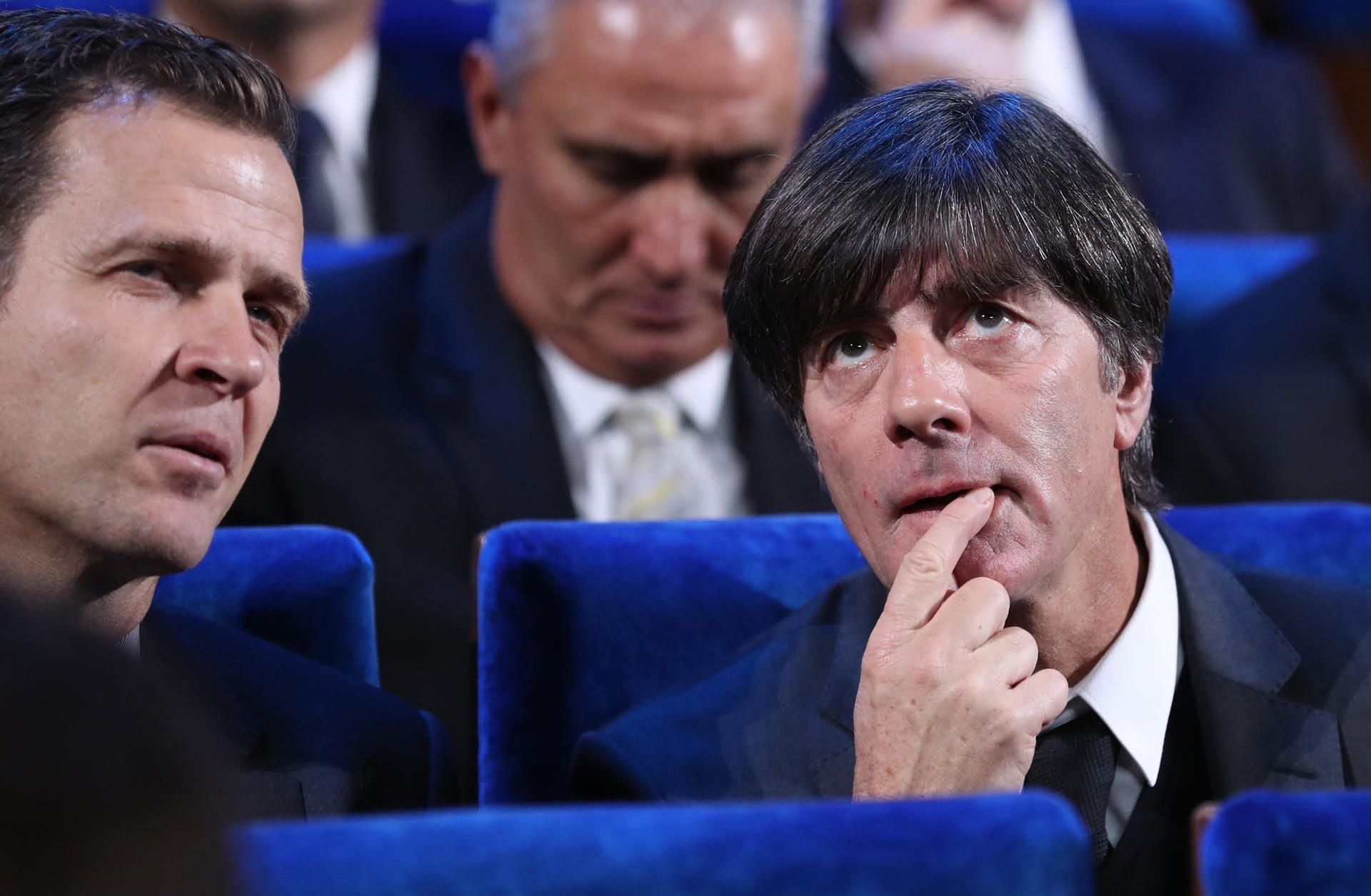 Joachim Löw (r.) und Oliver Bierhoff bei der Auslosung in Moskau