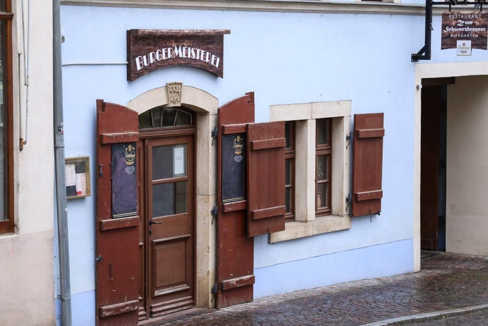 Der ehemalige „Schwarzbrenner“ in Querfurt trug zuletzt den Namen „Burgermeisterei“. Nun ist die Gaststätte wieder geschlossen.