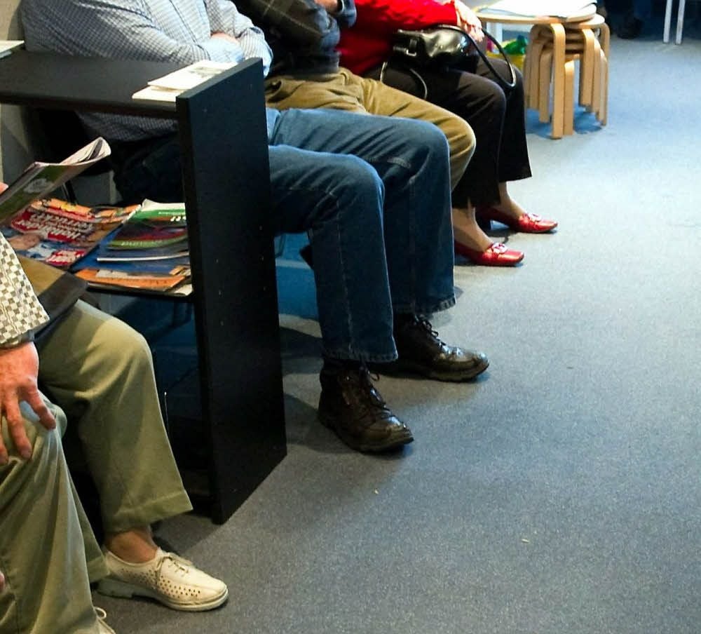 Patienten warten in einem Wartezimmer auf ihren Aufruf. Dürfen sie jetzt noch beim Namen genannt werden? (Symbolfoto)
