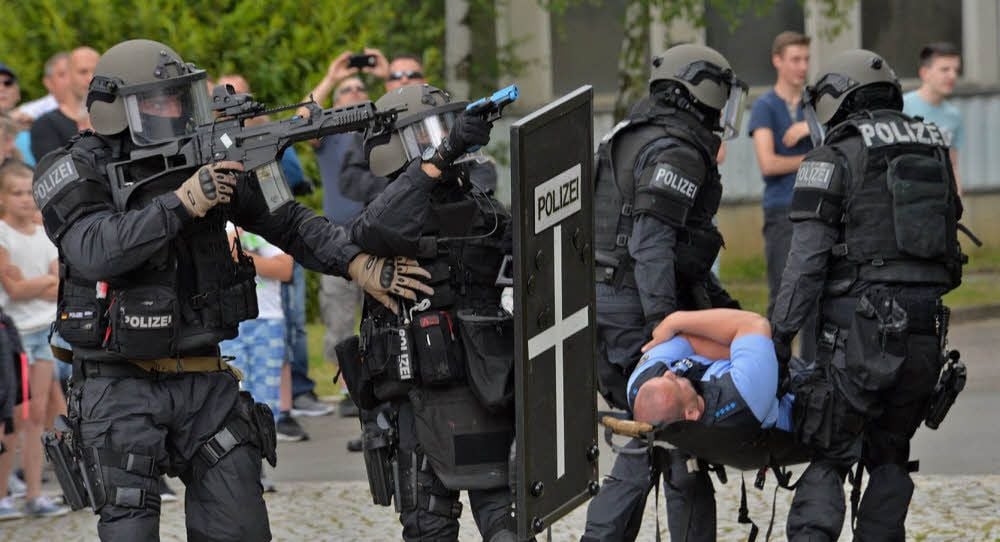 Bei der Vorführung des Spezialeinsatzkommandos wird immer wieder deutlich, wie hart es bei dem Job zur Sache gehen kann.