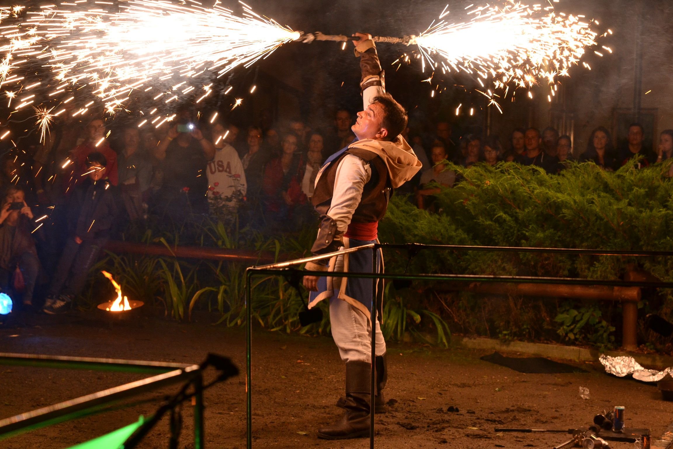 Im Tierpark gab es zur 14. Erlebnisnacht in Wittenberg die Funkenshow mit Andrew Scordilis.