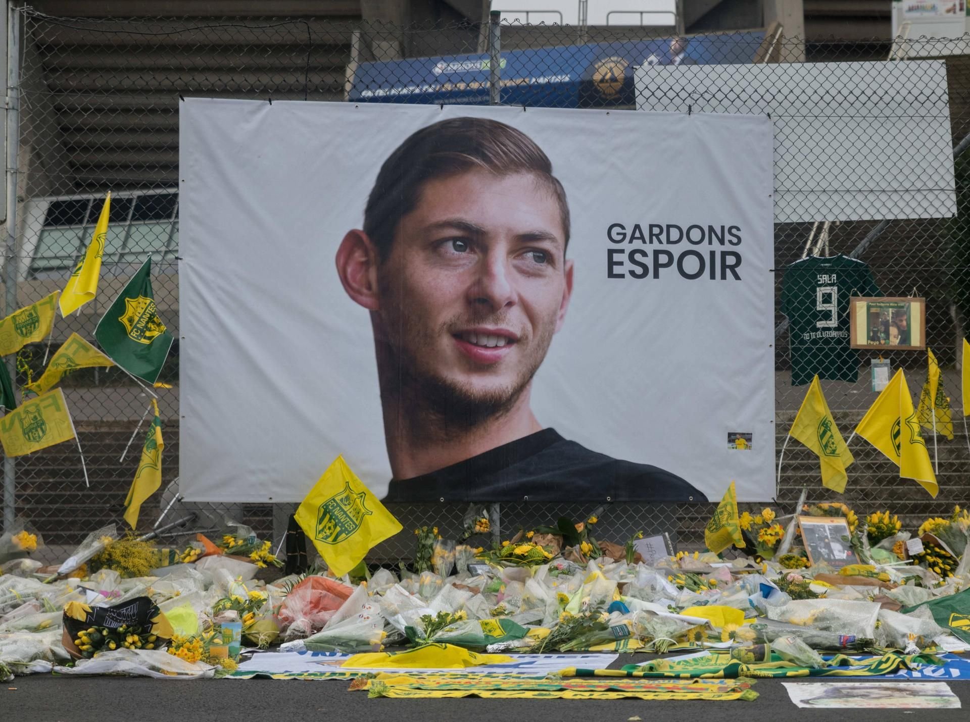Ende Januar hatten Fans vom FC Nantes vor dem Stadion um Emiliano Sala getrauert.