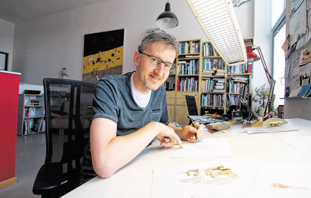 Phil Hubbe in seinem Magdeburger Atelier. Täglich zeichnet er hier Comicszu Politik, Sport - und „Behinderte Cartoons“.