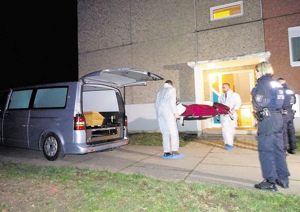 Polizisten tragen die Leichen aus dem Haus. Dort war es zu der Beziehungstat gekommen.