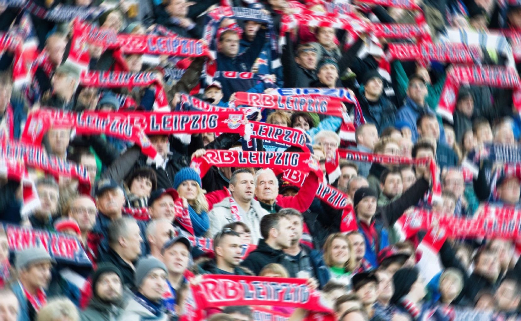Fans von RB Leipzig stehen während eines Spiels in der Fankurve in Arena Leipzig.