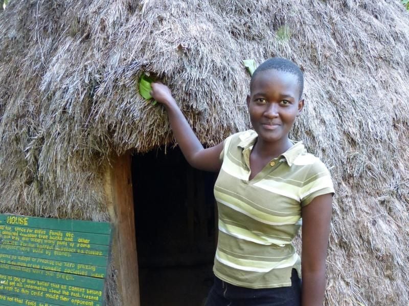 Jaqueline Shuma zeigt eine traditionelle Rundhütte der Chagga. Das stolze Volk lebt seit vielen Jahrhunderten an den Hängen des Kilimandscharo.
