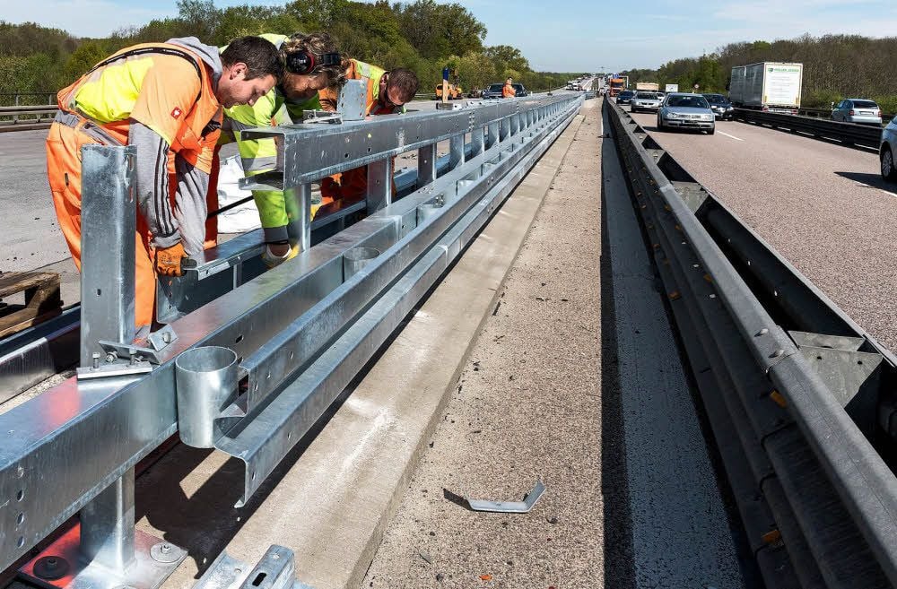 Auf der Autobahn 9 bei Günthersdorf stehen bereits die ersten neuen Leitplanken, die künftig Durchbrüche bei Unfällen verhindern sollen.