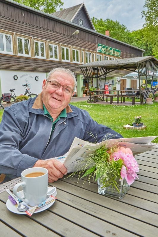 Ralf Sommerlatte vor der „Schifferklause“: Hier, im ehemaligen Vorwärtsheim, sammelte der 66-Jährige seine ersten gastronomischen Erfahrungen.