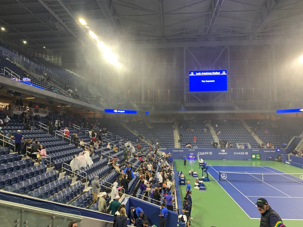 In das Louis-Armstrong-Stadion in New York regnet es trotz Überdachung hinein.