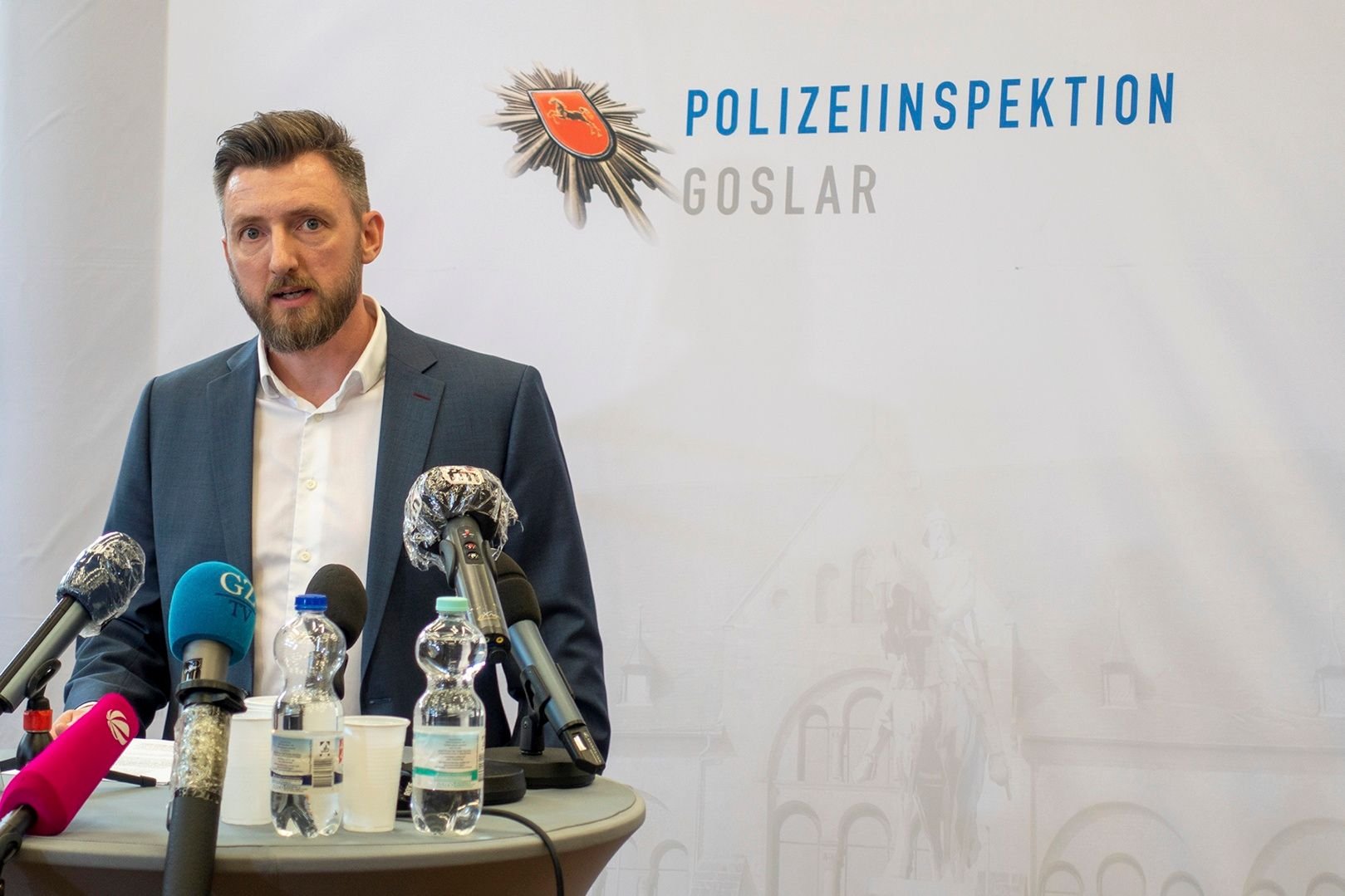 Polizei-Einsatzleiter Christian Priebe spricht nach der Razzia auf einer Pressekonferenz in Goslar.