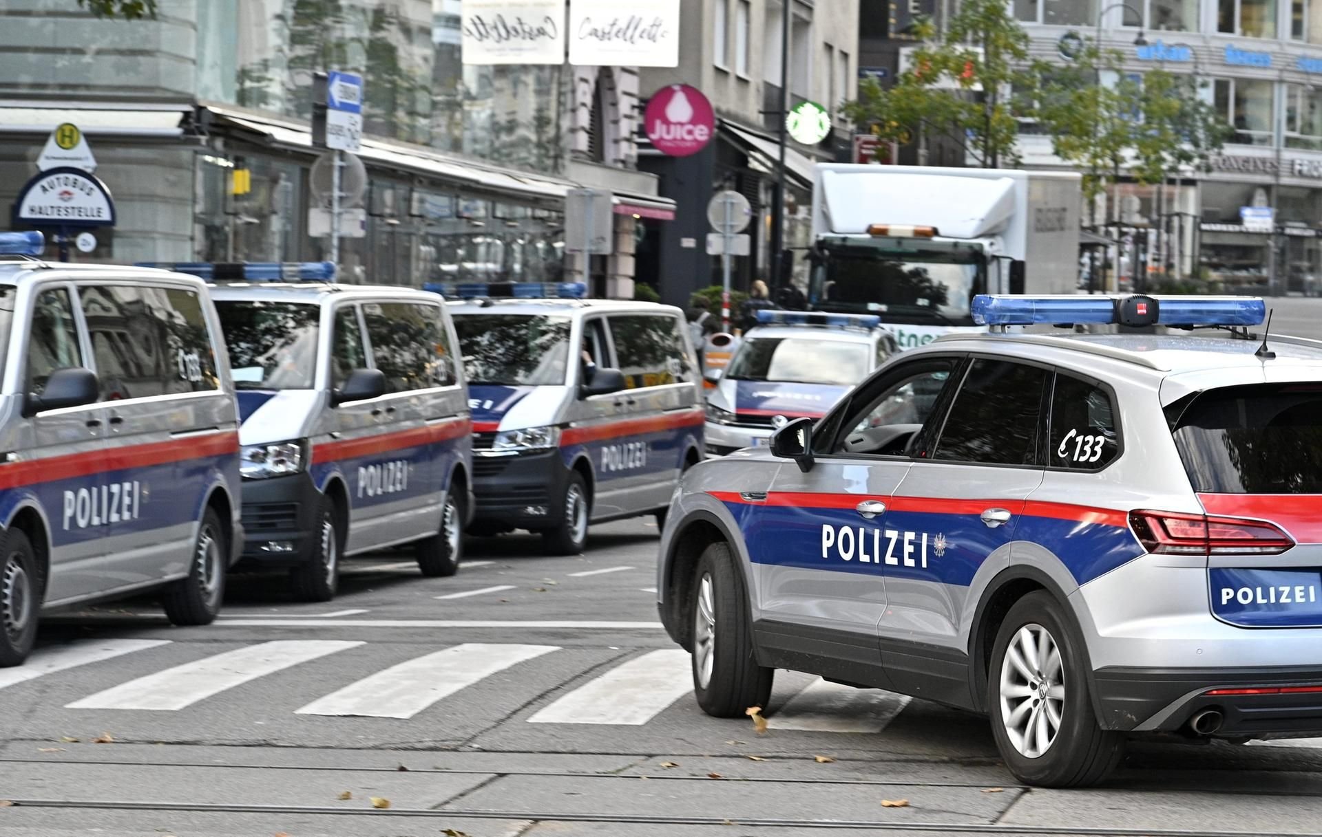 Polizisten blockieren nach dem Terrorangriff eine Straße in Wien.
