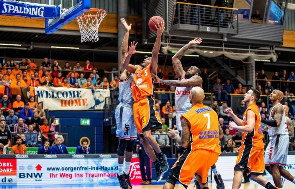 Tremmell Darden (2.v.l.) trifft für den MBC gegen Bamberg.