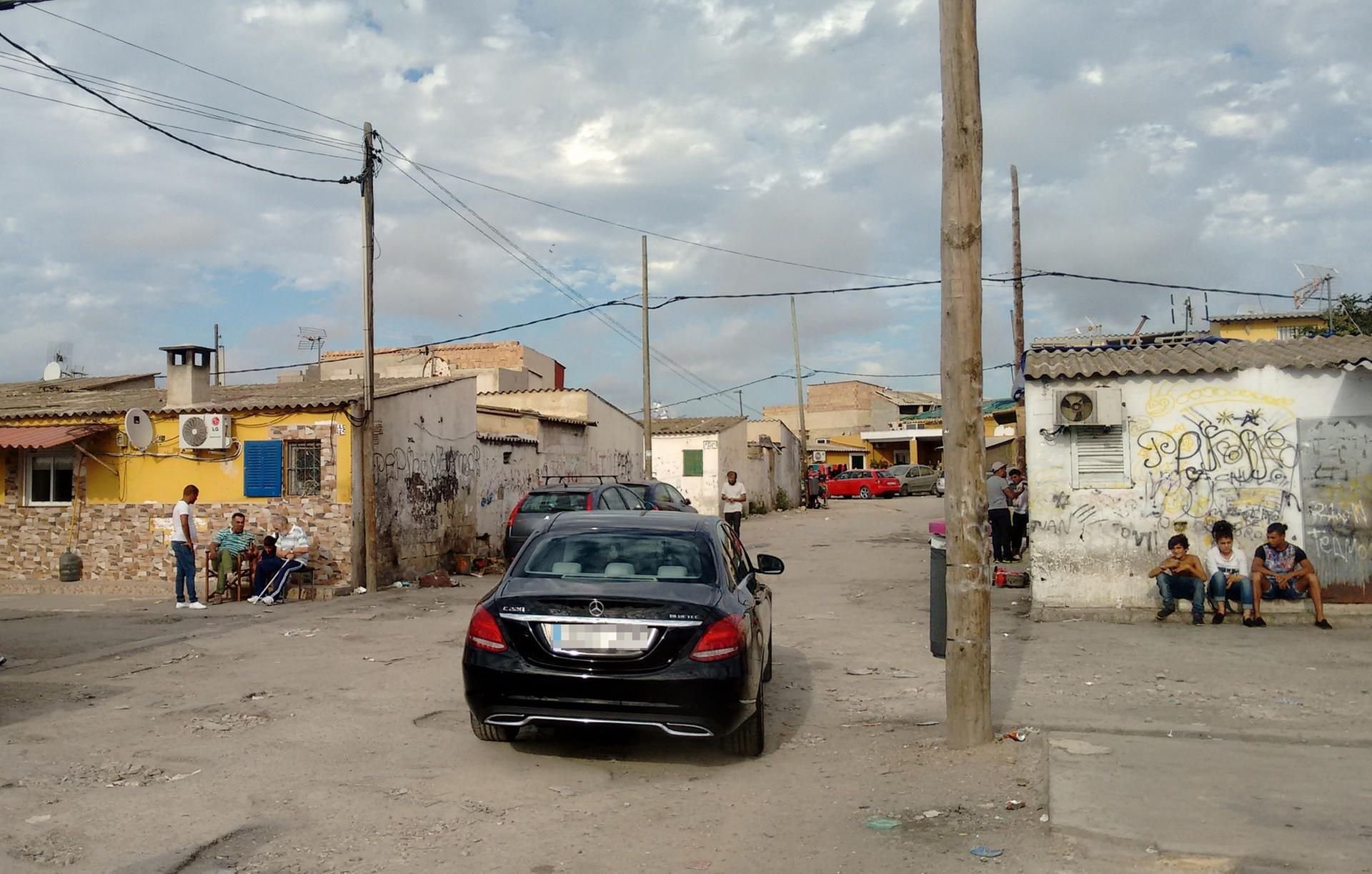 Son Banya liegt unweit des Flughafens von Palma de Mallorca. Die Siedlung taucht aber in keinem Reiseführer auf: Es handelt sich um ein berüchtigtes „Drogendorf“.
