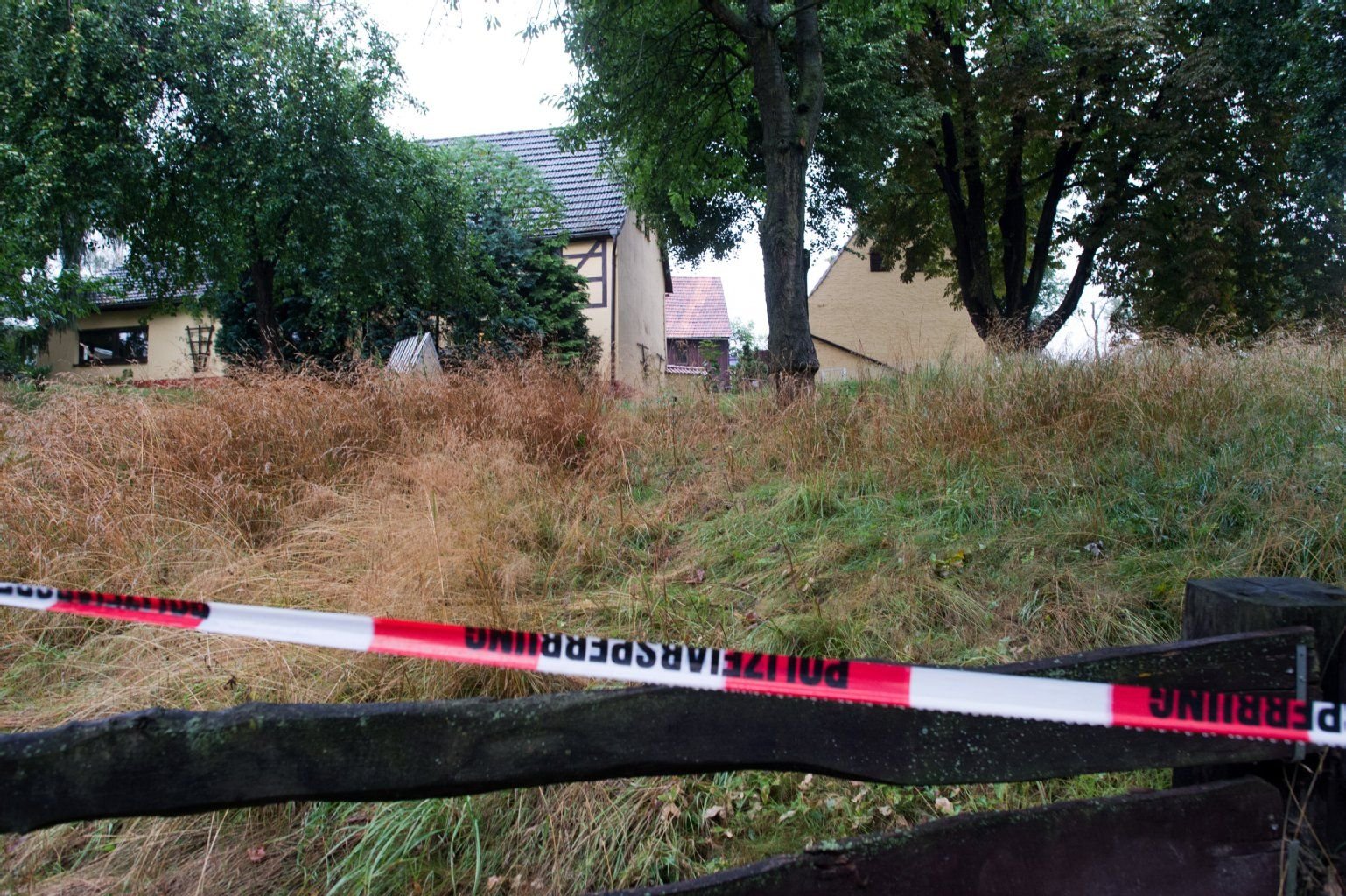Mit Absperrband hat die Polizei das Gelände an einem Bauernhof in Lampersdorf (Sachsen) gesichert.