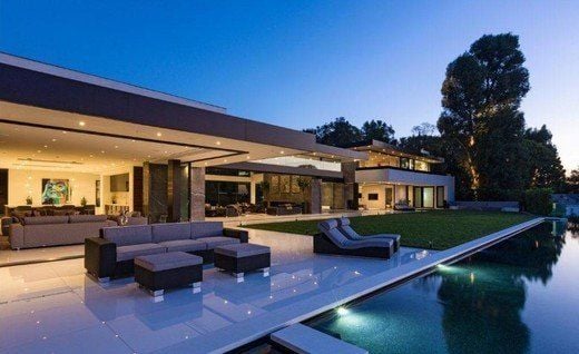 Neben den zwölf Badezimmern gibt es natürlich auch einen Pool.