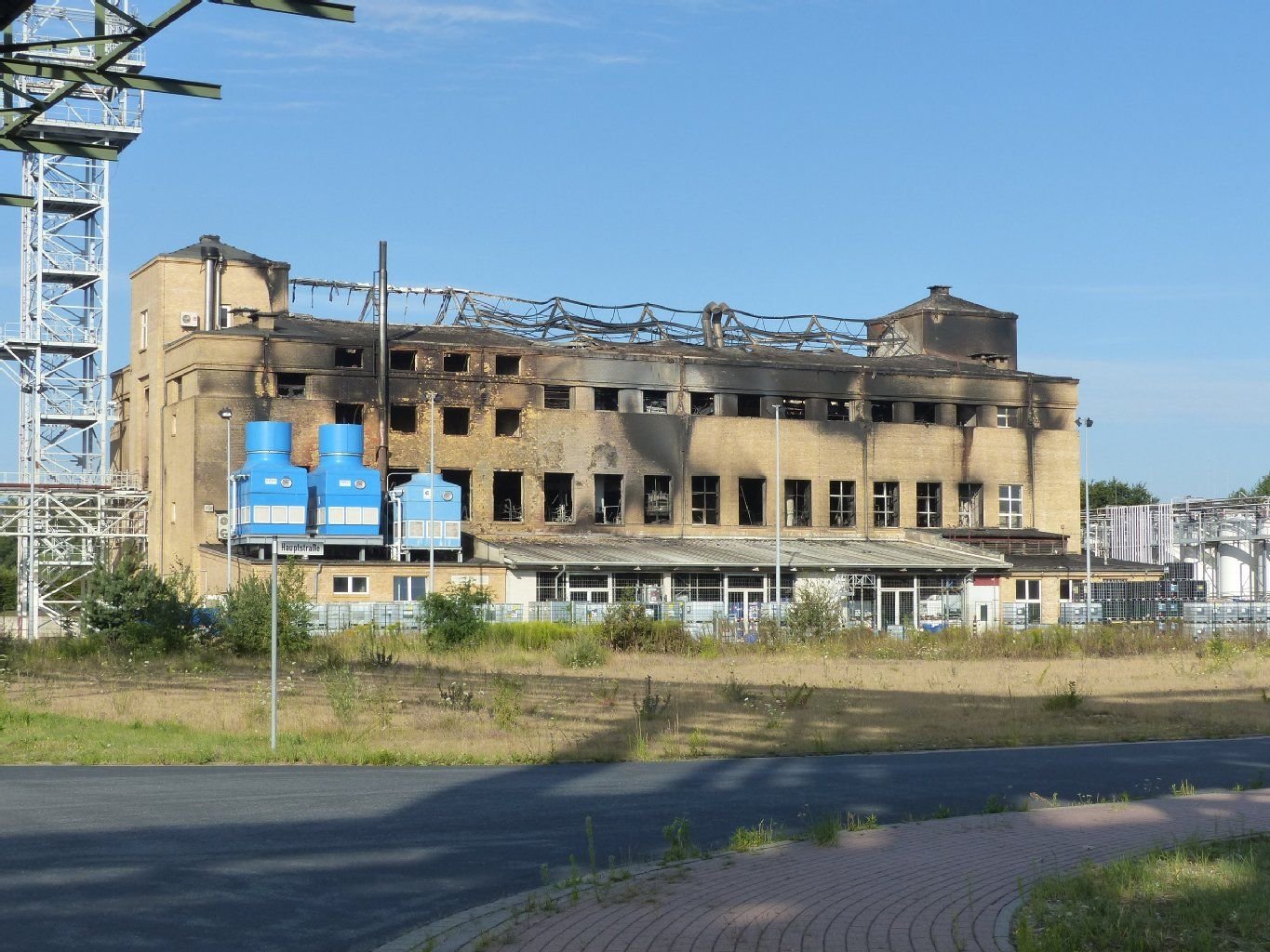 Verbogene Stahlträger und rußgeschwärzte Fassaden. Das ist der traurige Anblick eines Produktionsgebäudes der Poly Chem in Bitterfeld, das am späten Dienstagnachmittag durch ein Feuer zerstört wurde.