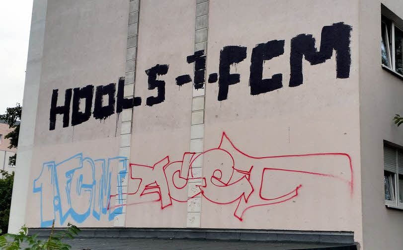 Im August 2015 gab es die ersten Schmierereien an der Giebelwand des Wohnblocks vor dem Nienburger Tor 35.