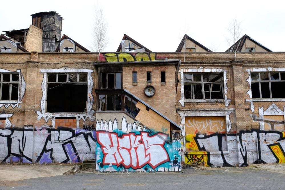 Eingeschlagene Fensterscheiben und zahlreiche Graffiti zeugen vom desolaten Zustand des Gravo-Druck-Gebäudes am Reileck.