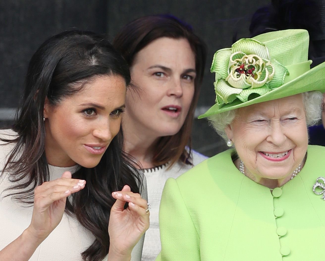 Harrys Ehefrau Meghan und Queen Elizabeth II. (r.).