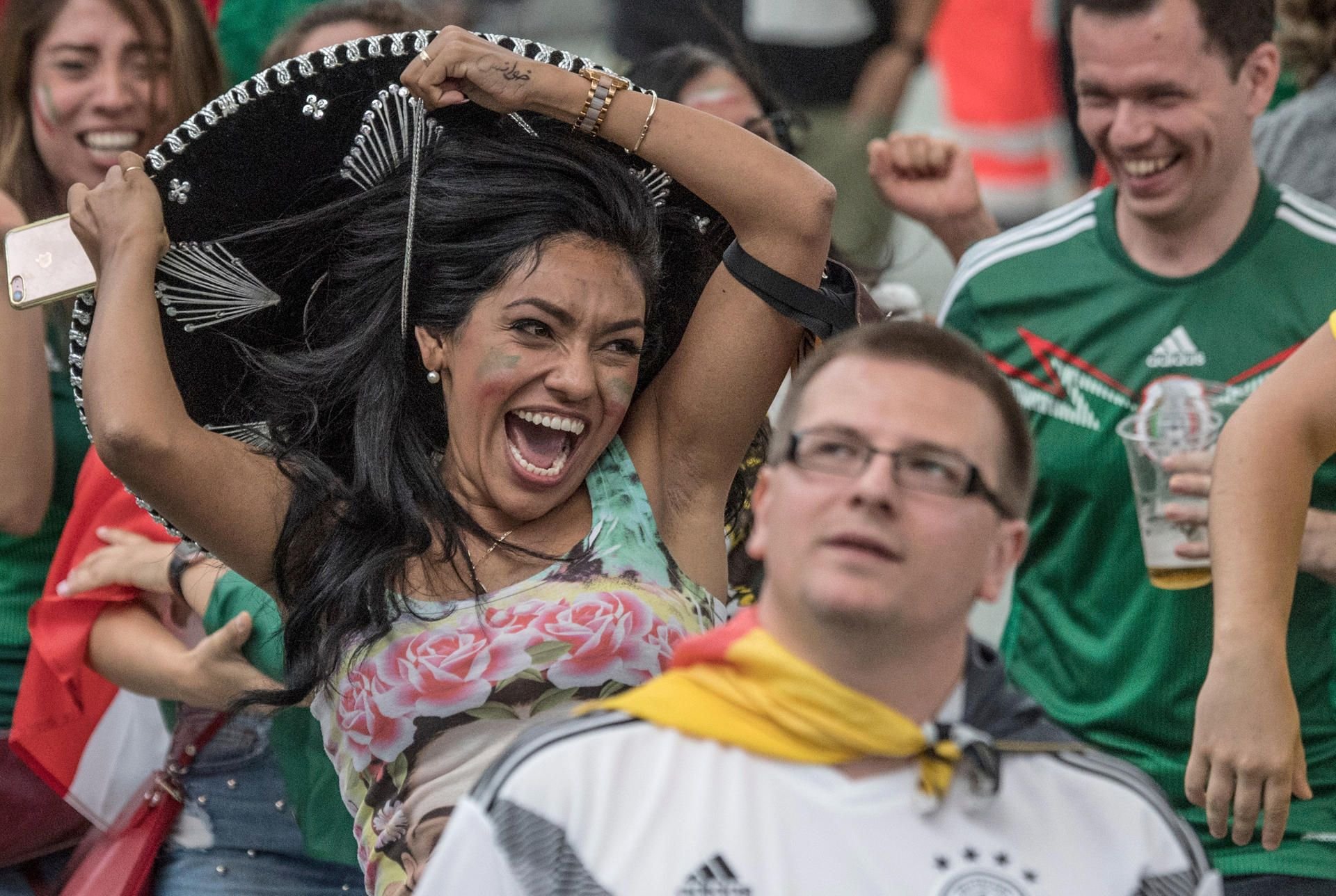Ein weiblicher Fan der mexikanischen Fußball-Nationalmannschaft feiert ihr Team beim Auftaktspiel der deutschen Elf gegen Mexiko auf einer Videoleinwand in der Commerzbank-Arena.