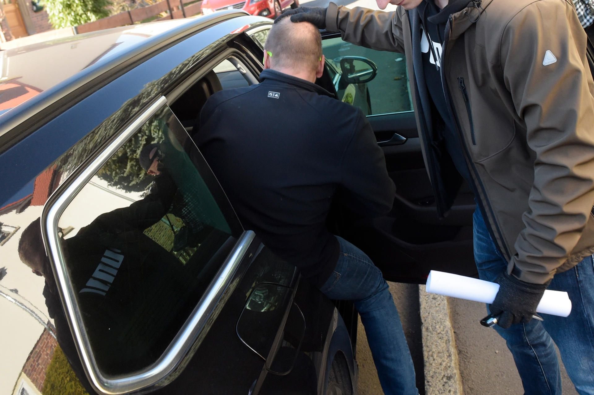 Der Erfurter Sportmediziner Mark S. wird bei seiner Festnahme ins Auto gesetzt.
