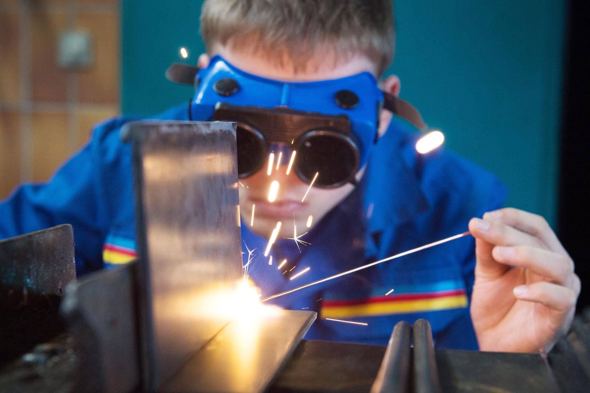 Ein Auszubildender demonstriert in einer Werkstatt des Berufsbildungszentrums der Handwerkskammer das Gasschweißen.