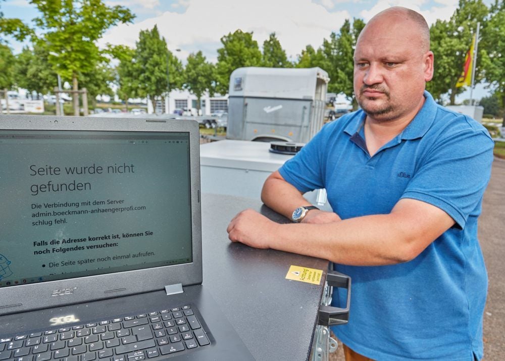 Ein gewohntes und ärgerliches Bild zugleich: Mit dem Internet kann Florian Bohne im Gewerbegebiet in Baalberge bei Bernburg nicht arbeiten.
