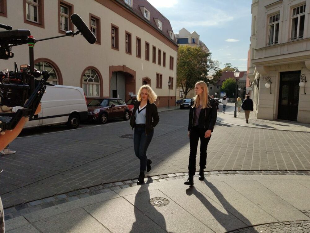 Die Schauspielerinnen Luise von Finckh (Rolle: Inka) und Larissa Marolt (Rolle: Leonie) während der Dreharbeiten am Mittwoch