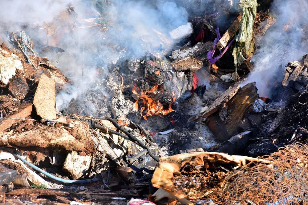 Brennender Müll: Auf dem ehemaligen Recyclinghof Naundorf wurden am Dienstag erhöhte Blausäure-Werte festgestellt.