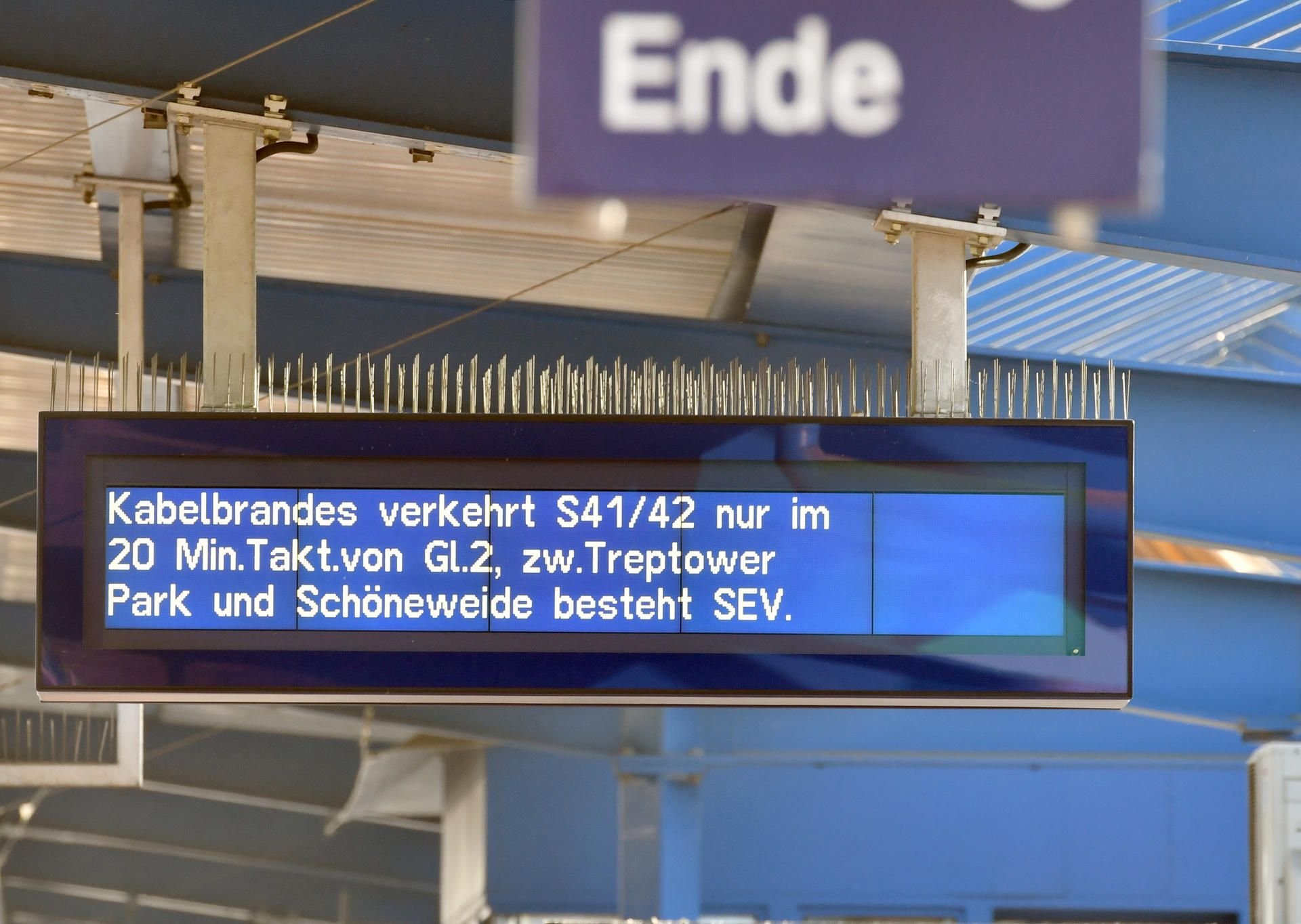 Eine Hinweistafel informiert in Berlin die Reisenden und Pendler im S-Bahnhof Treptower Park über einen Kabelbrand.