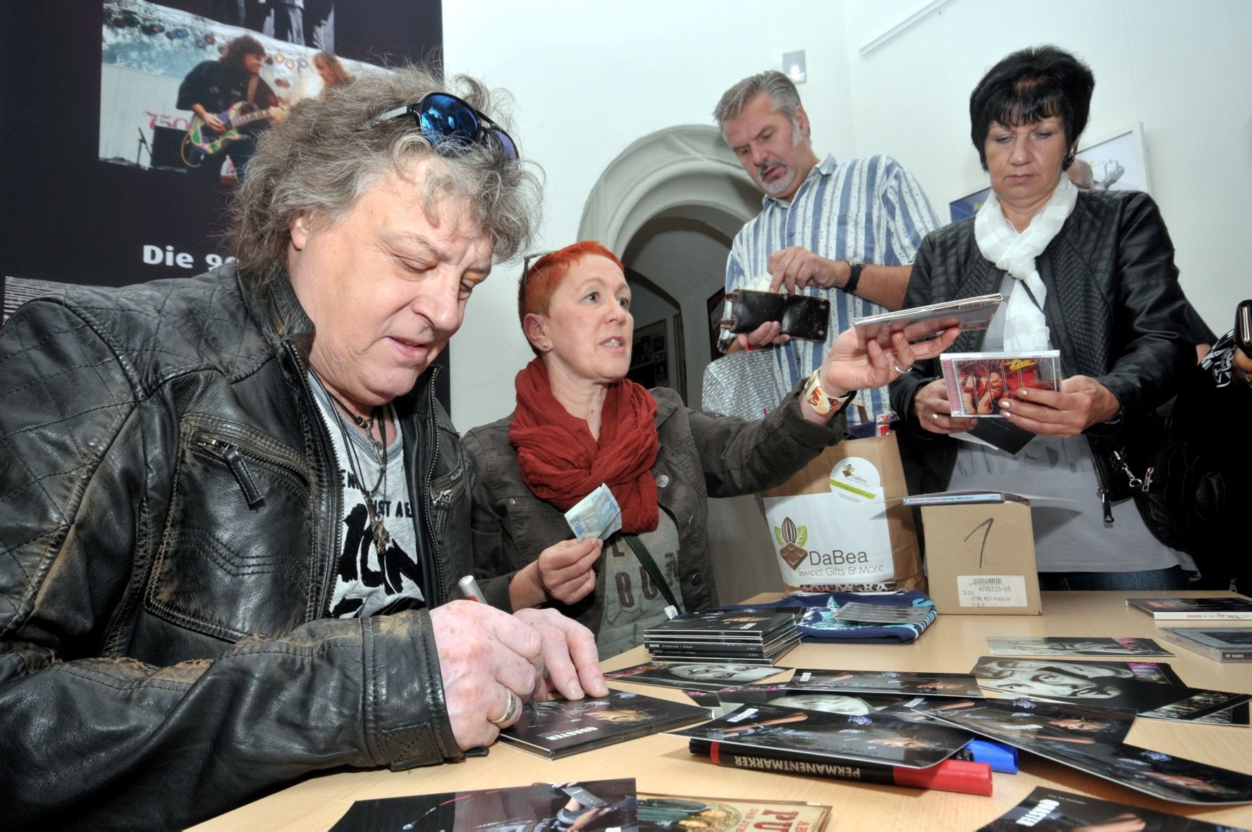 Puhdys-Gitarrist Dieter „Quaster“ Hertrampf gibt im September 2015 Autogramme im Museum Schloss Bernburg.