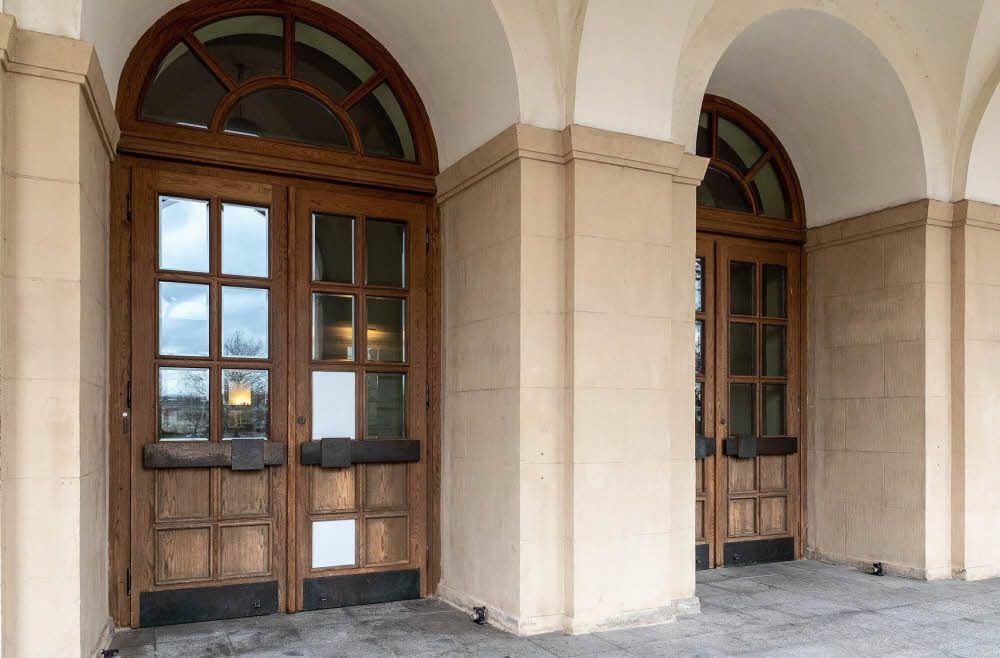 Eine kaputte Eingangstür am Kulturhaus Leuna zeugt von dem dramatischen Vorfall am Rande einer Party.
