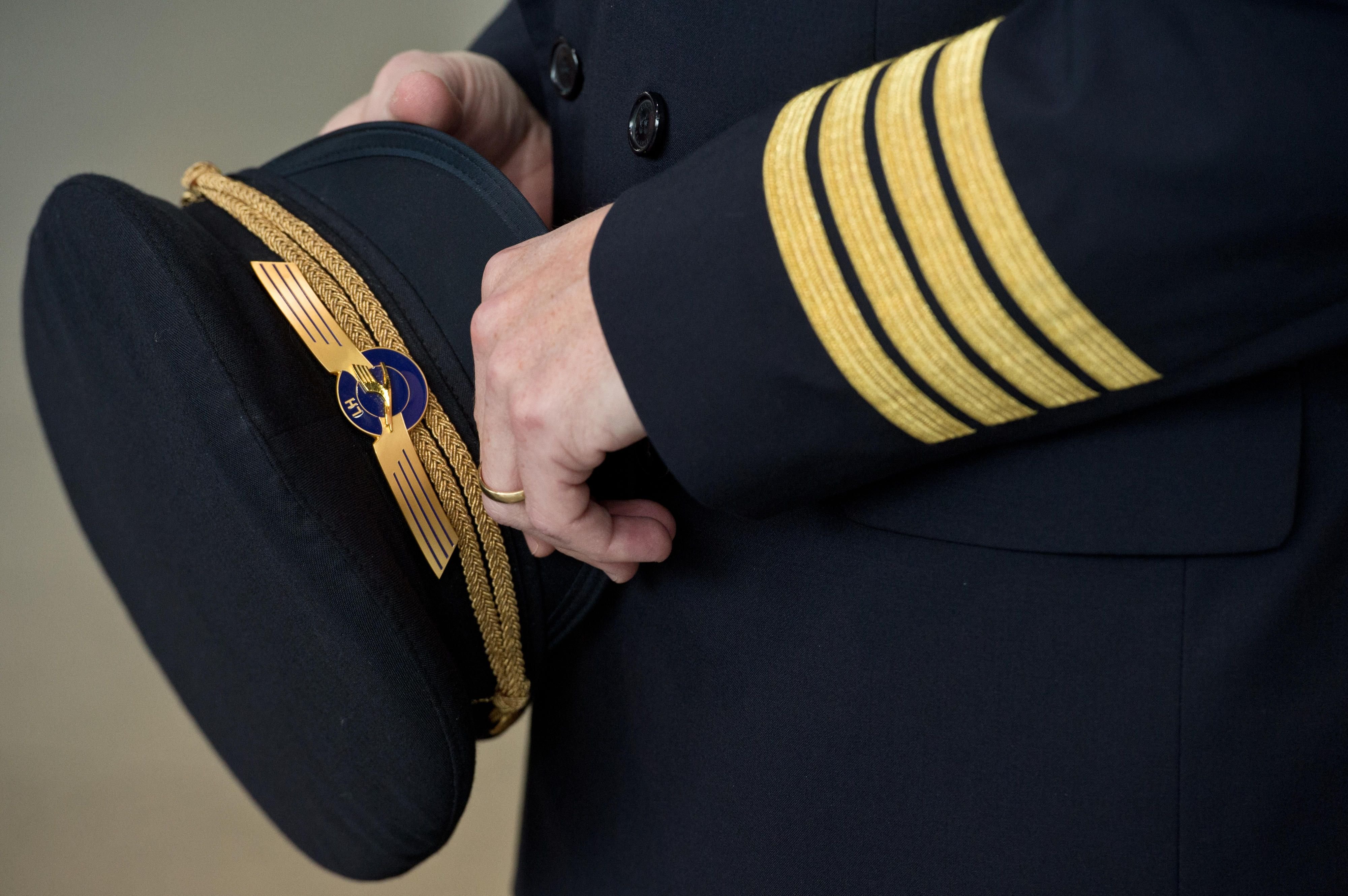 Nicht nur Piloten müssen bei manchen Fluggesellschaften eine Mindestgröße erfüllen. Auch in anderen Berufen – etwa bei der Polizei – gibt es solche Vorgaben.