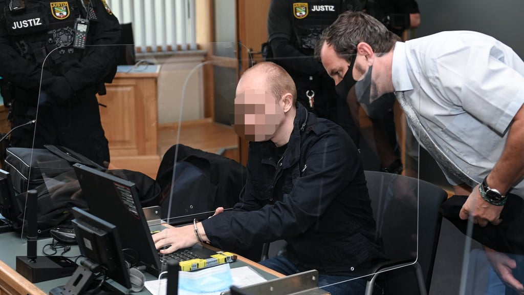 Der Angeklagte im Gericht in Magdeburg.