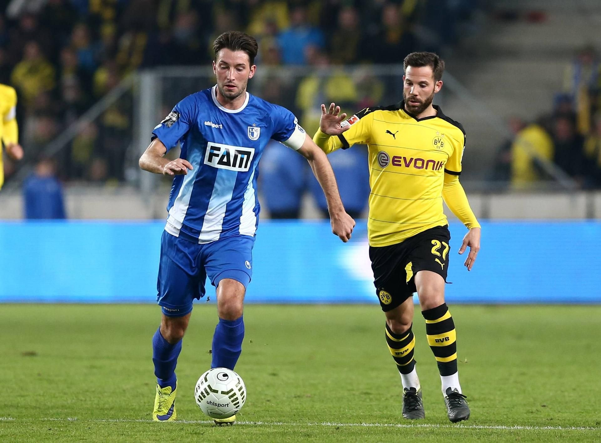 Szene aus dem Freundschaftsspiel 2015: Magdeburgs Marius Sowislo (l.) und Dortmunds Gonzalo Castro.