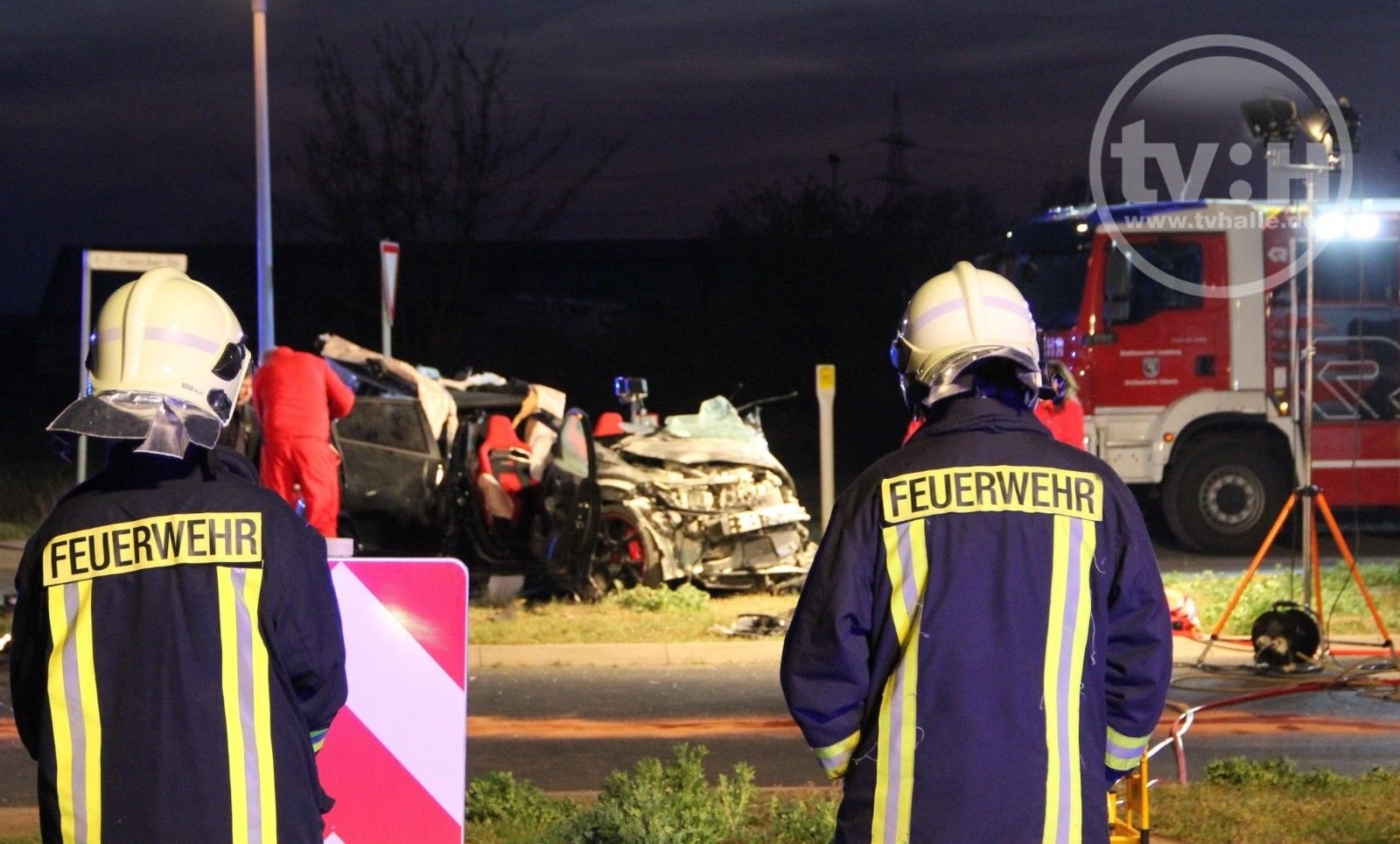 Kräfte der Feuerwehr an der Unfallstelle im Gewerbegebiet Queis.