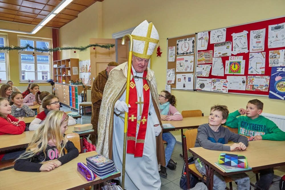 Der Heilige Nikolaus (Roland Halang) besucht mit Knecht Ruprecht (Harald Korn, verdeckt) Viertklässler in Güsten.