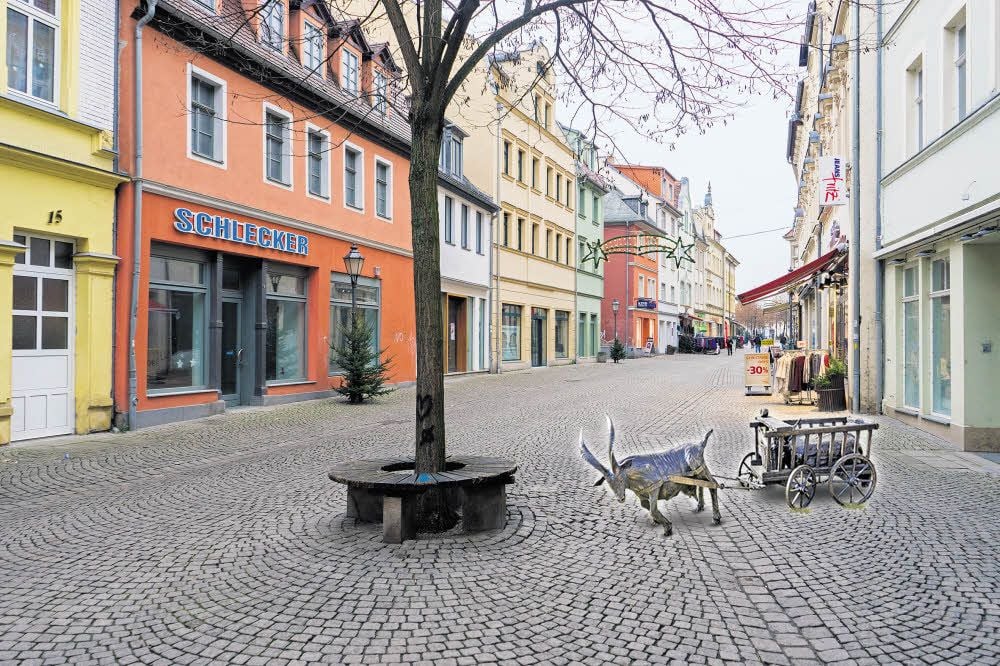 Das Bild ist eine Fotomontage: Aber so oder so ähnlich wird es aussehen, wenn die Ziege mit Wagen in nächster Zeit in der Wendischen Straße aufgestellt ist. Dass sie dort ihren Standort findet, haben Bürger im Rahmen einer Umfrage entschieden.