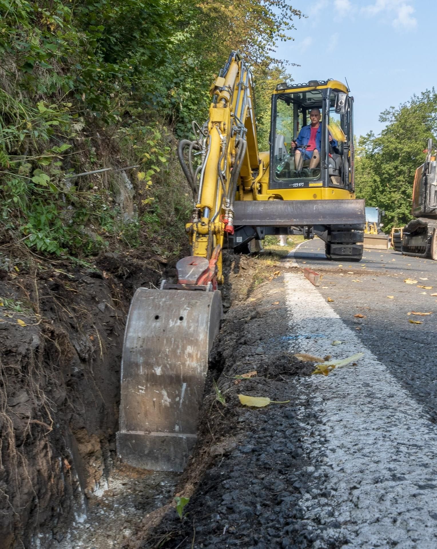 Ein Bagger auf der Baustelle an der Landesstraße 235 zwischen Mägdesprung und Harzgerode.