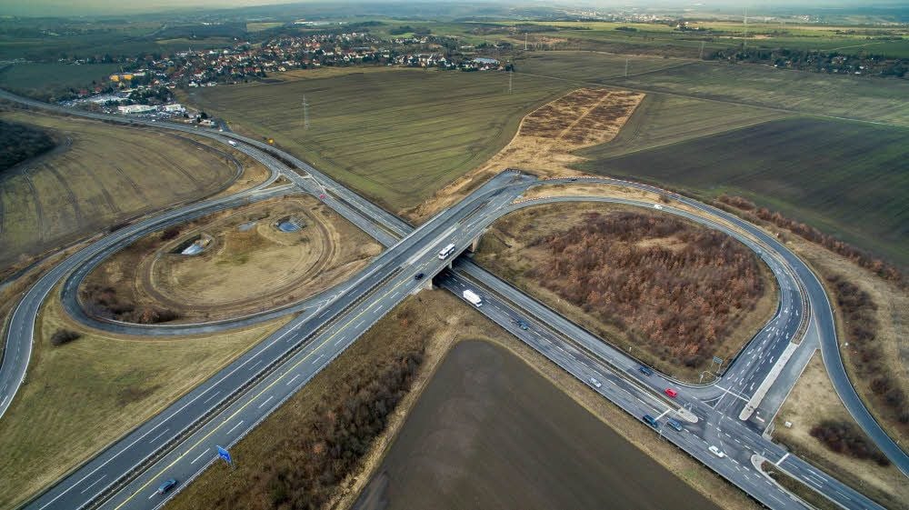 Vier Spuren ins Nichts: Bei Halle-Neustadt bleibt den Autofahrern nur die Abfahrt auf die B80, statt der Verbindung zur A14.